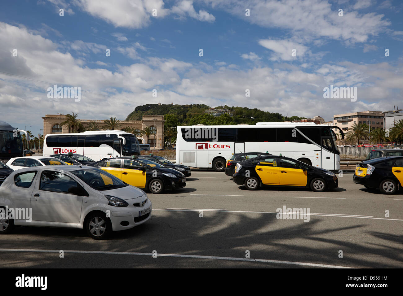 Nero e giallo taxi e pullman in placa drassanes centro della città di Barcellona Catalonia Spagna Foto Stock