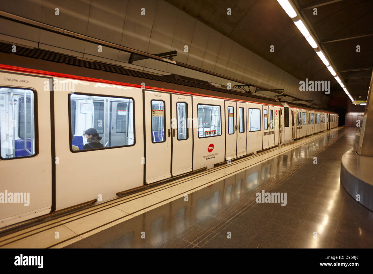 Barcelona Metro treno alla stazione platform Catalogna SPAGNA Foto Stock