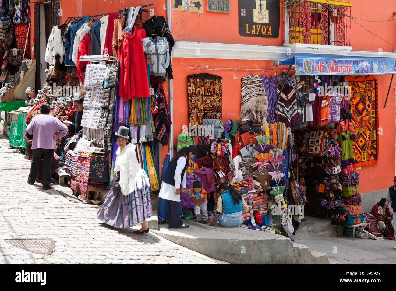 Pressione di stallo di souvenir, Sagarnaga Street, La Paz, Bolivia Foto Stock