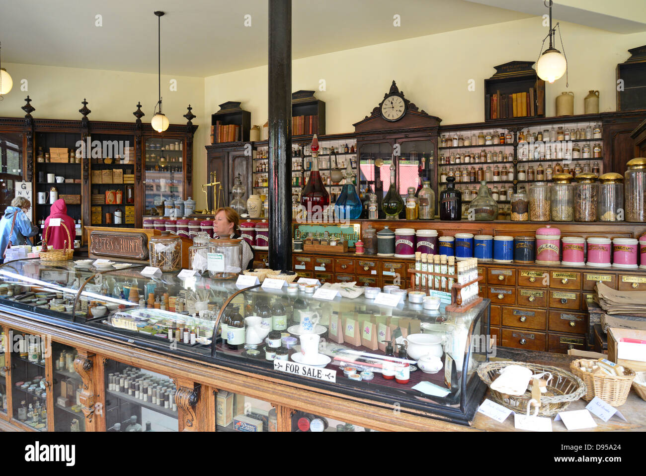 Interno di Victorian farmacia, Blists Hill cittadina in stile vittoriano, Madeley, Telford, Shropshire, England, Regno Unito Foto Stock