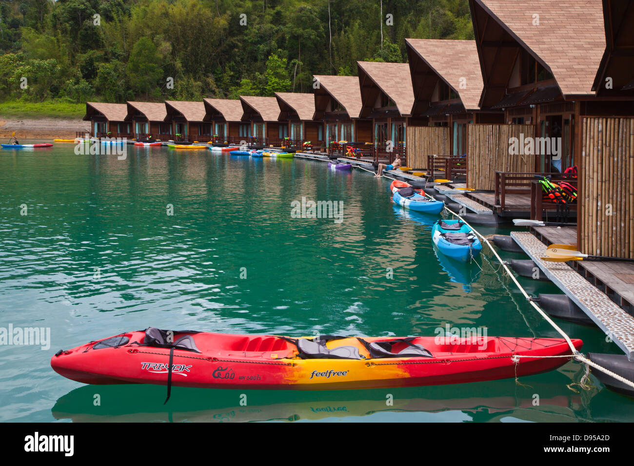 High end bungalow flottante sulla LAN CHIEW serbatoio che è stato creato dalla diga Ratchaprapa nel cuore di Khao Sok NATIONAL PAR Foto Stock