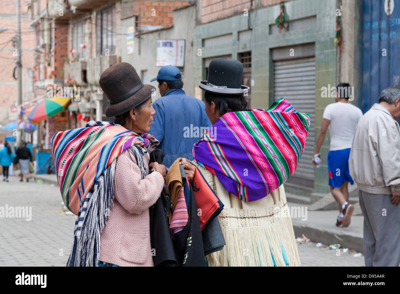 Donna indigena proveniente dal mercato mercato Rodriguez, La Paz, Bolivia Foto Stock