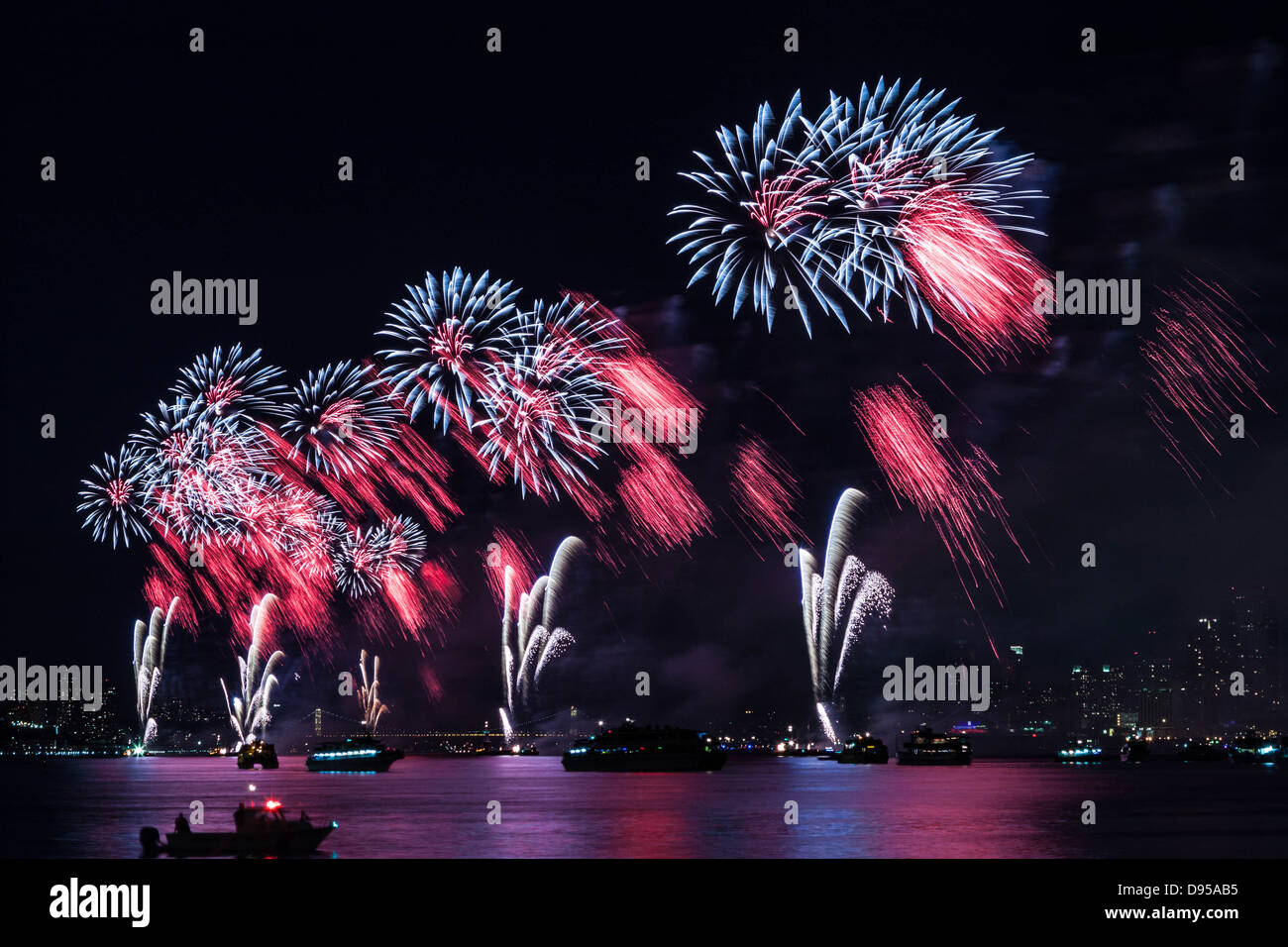 Macy's fuochi d'artificio del 4 luglio sul fiume Hudson Foto Stock