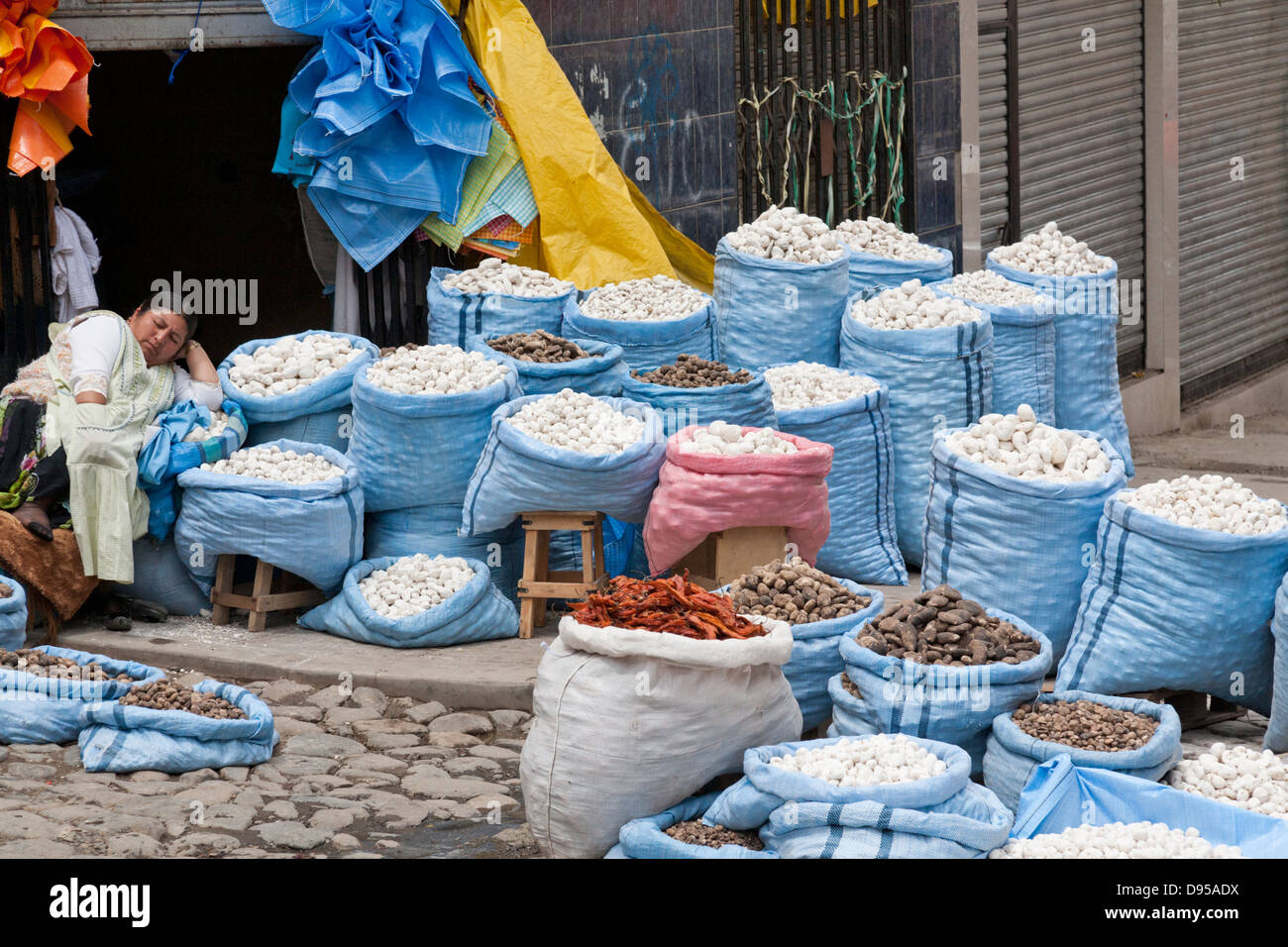 Diversi tipi di patate sul display, Rodriguez mercato, La Paz, Bolivia Foto Stock