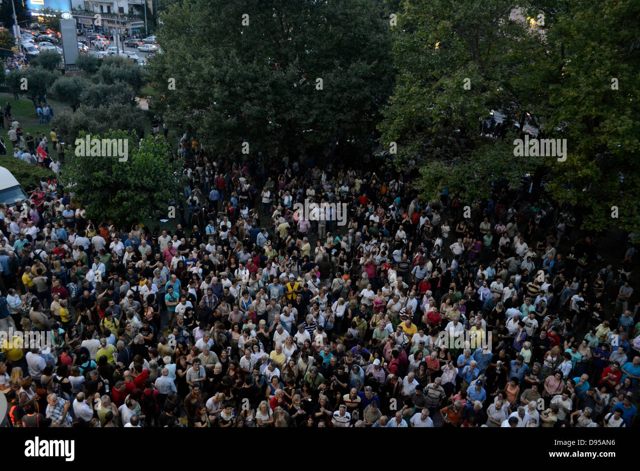 Atene, Grecia, Giugno 11th, 2013. Il governo greco decide di chiudere la ERT, il pubblico greco la radio e la televisione. I dipendenti ad occupare i locali e migliaia di persone si uniscono alla manifestazione di solidarietà. Credito: Nikolas Georgiou / Alamy Live News Foto Stock