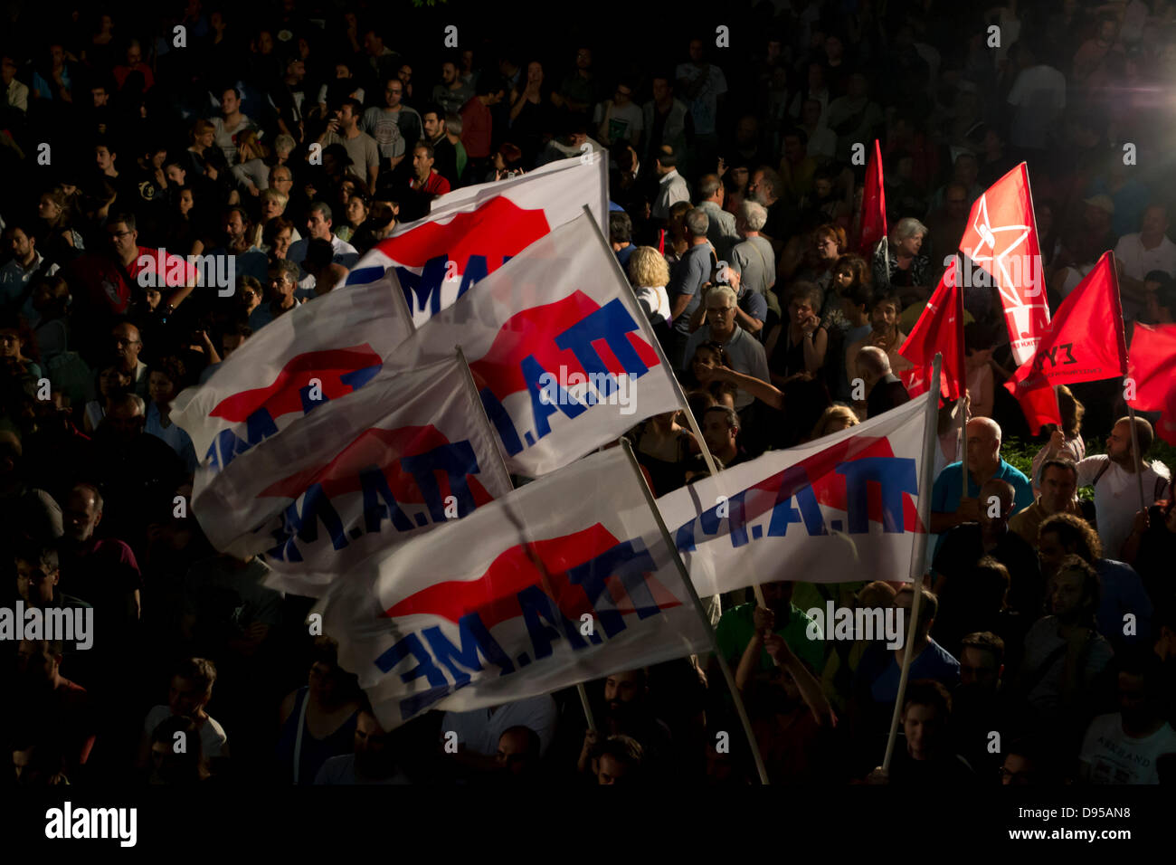 Atene, Grecia, Giugno 11th, 2013. Il governo greco decide di chiudere la ERT, il pubblico greco la radio e la televisione. I dipendenti ad occupare i locali e migliaia di persone si uniscono alla manifestazione di solidarietà. Credito: Nikolas Georgiou / Alamy Live News Foto Stock