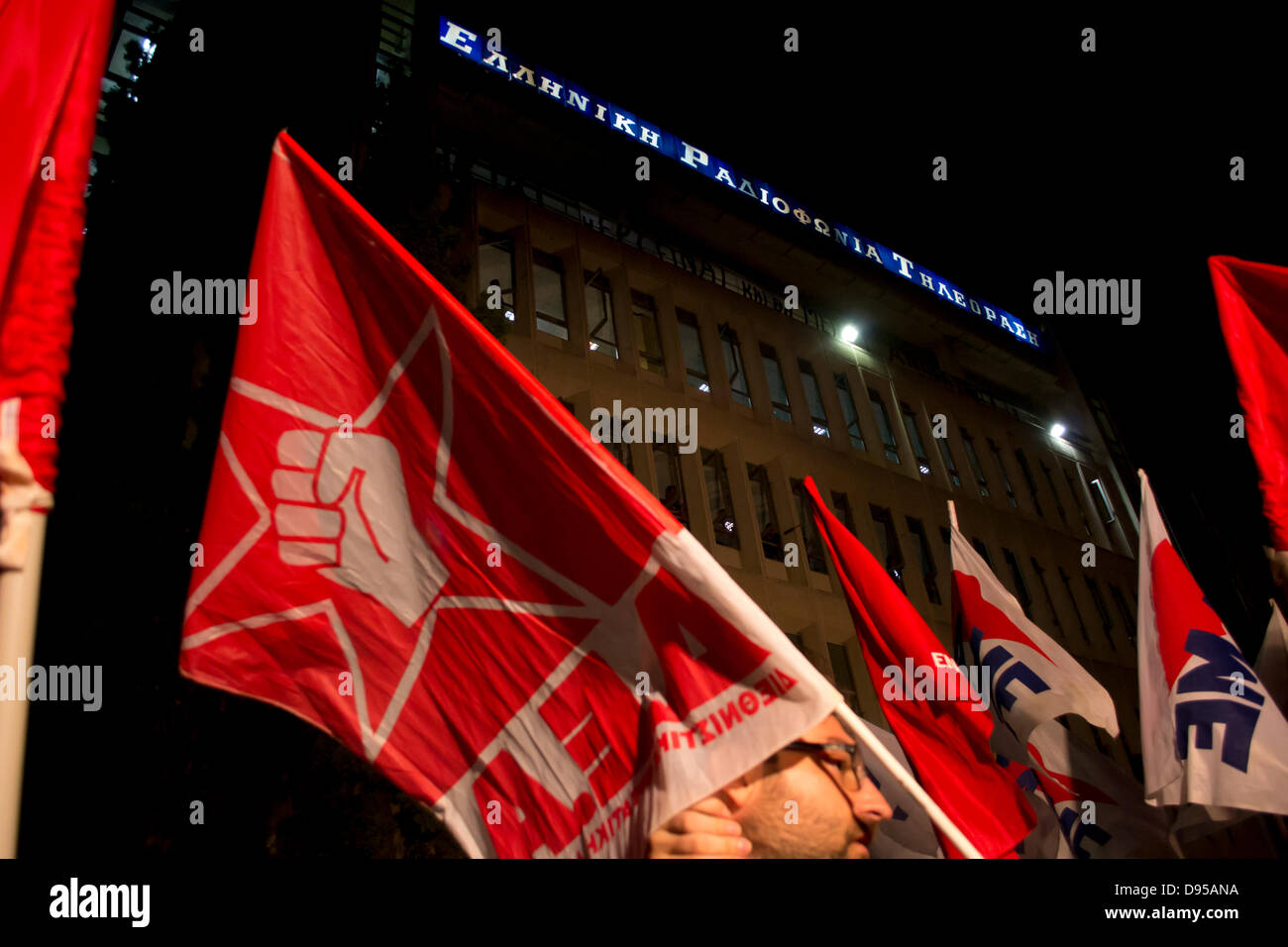 Atene, Grecia, Giugno 11th, 2013. Il governo greco decide di chiudere la ERT, il pubblico greco la radio e la televisione. I dipendenti ad occupare i locali e migliaia di persone si uniscono alla manifestazione di solidarietà. Credito: Nikolas Georgiou / Alamy Live News Foto Stock