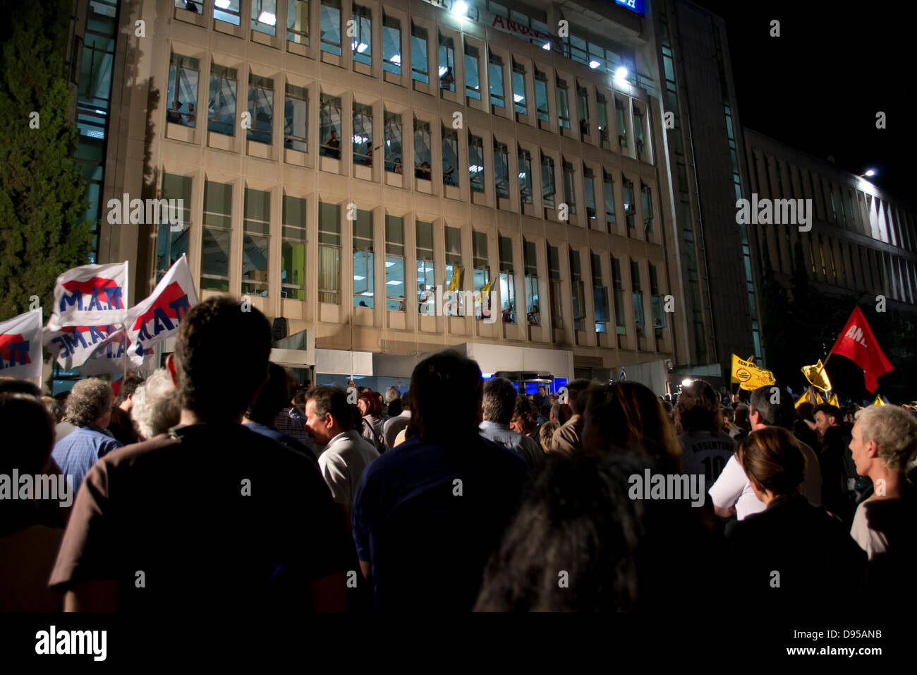 Atene, Grecia, Giugno 11th, 2013. Il governo greco decide di chiudere la ERT, il pubblico greco la radio e la televisione. I dipendenti ad occupare i locali e migliaia di persone si uniscono alla manifestazione di solidarietà. Credito: Nikolas Georgiou / Alamy Live News Foto Stock