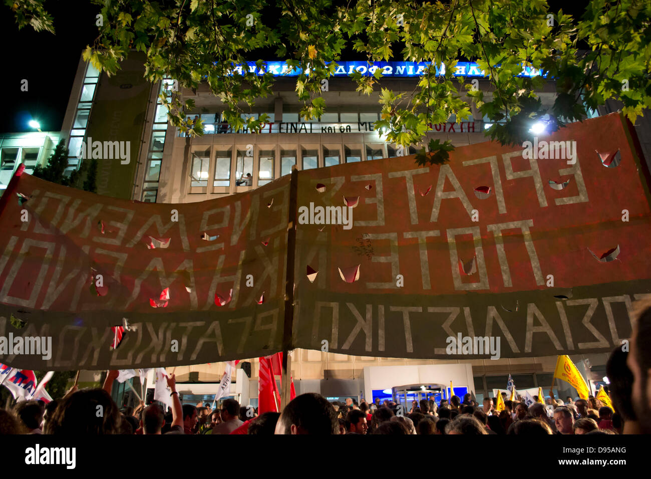 Atene, Grecia, Giugno 11th, 2013. Il governo greco decide di chiudere la ERT, il pubblico greco la radio e la televisione. I dipendenti ad occupare i locali e migliaia di persone si uniscono alla manifestazione di solidarietà. Credito: Nikolas Georgiou / Alamy Live News Foto Stock