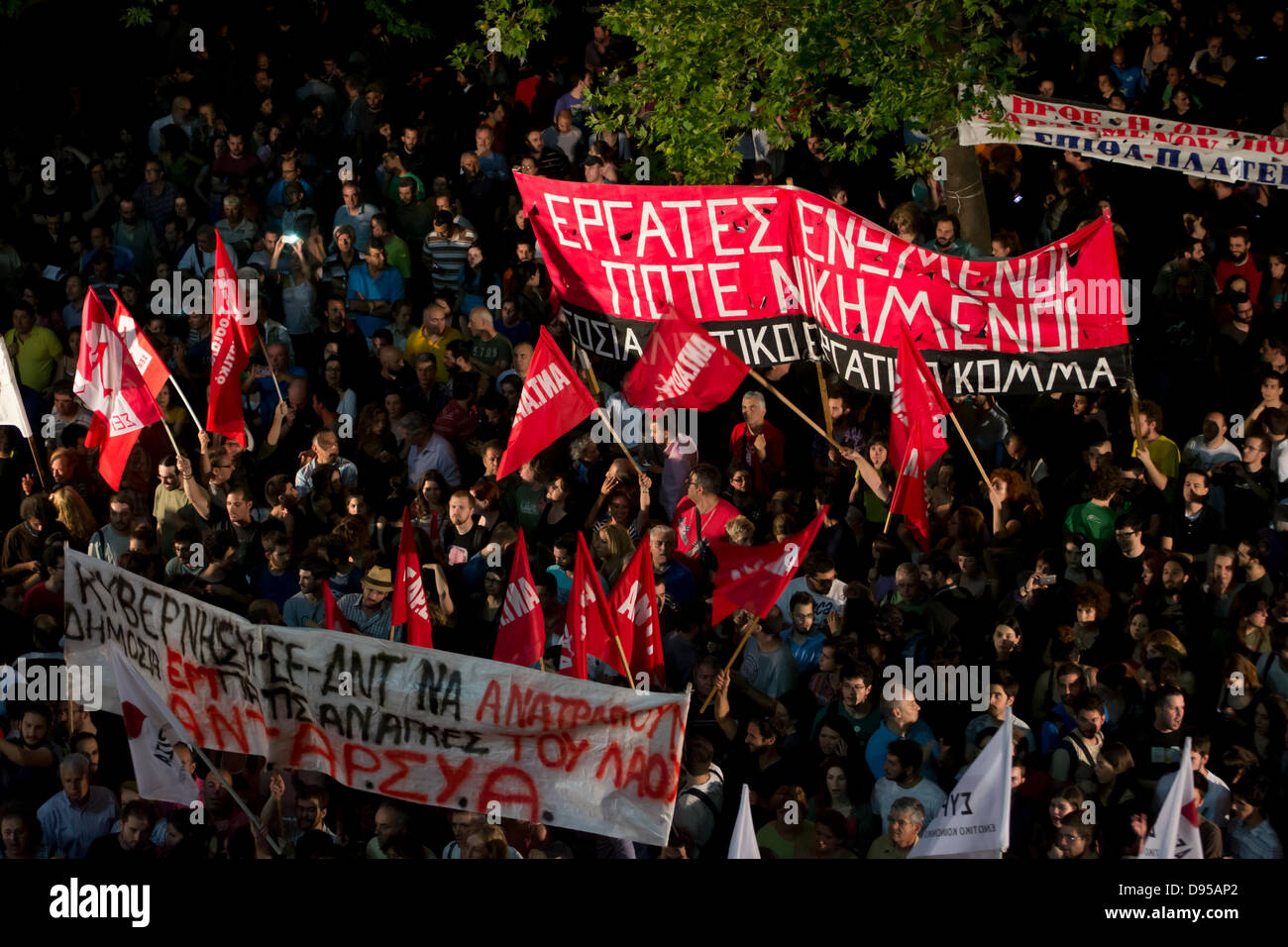 Atene, Grecia, Giugno 11th, 2013. Il governo greco decide di chiudere la ERT, il pubblico greco la radio e la televisione. I dipendenti ad occupare i locali e migliaia di persone si uniscono alla manifestazione di solidarietà. Credito: Nikolas Georgiou / Alamy Live News Foto Stock