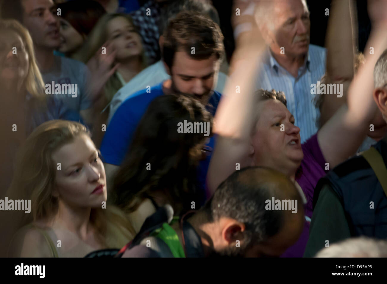Atene, Grecia, Giugno 11th, 2013. Il governo greco decide di chiudere la ERT, il pubblico greco la radio e la televisione. I dipendenti ad occupare i locali e migliaia di persone si uniscono alla manifestazione di solidarietà. Credito: Nikolas Georgiou / Alamy Live News Foto Stock
