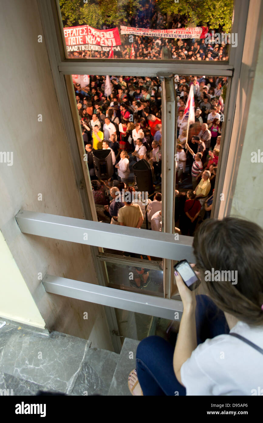 Atene, Grecia, Giugno 11th, 2013. Il governo greco decide di chiudere la ERT, il pubblico greco la radio e la televisione. I dipendenti ad occupare i locali e migliaia di persone si uniscono alla manifestazione di solidarietà. Credito: Nikolas Georgiou / Alamy Live News Foto Stock