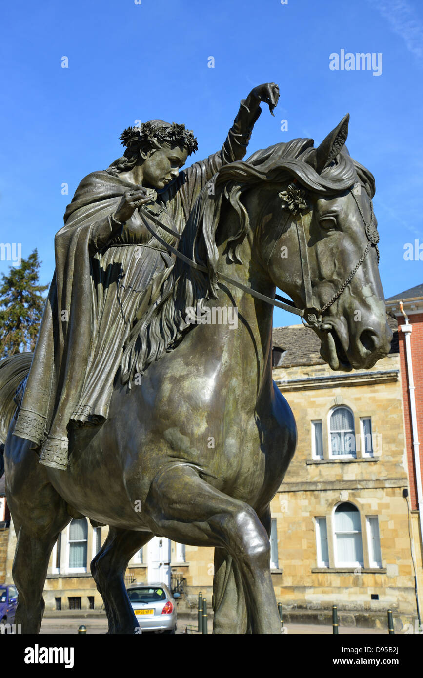 "Bella Signora su un cavallo bianco' statua, Fiera Cavalli, Banbury, Oxfordshire, England, Regno Unito Foto Stock