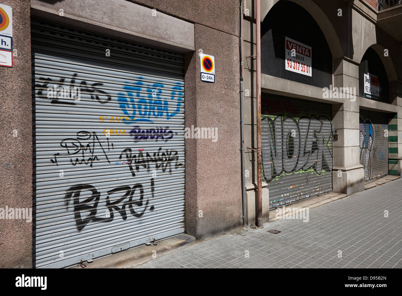 Rovinato ante con grafitti sulla proprietà a Barcellona Catalonia Spagna Foto Stock