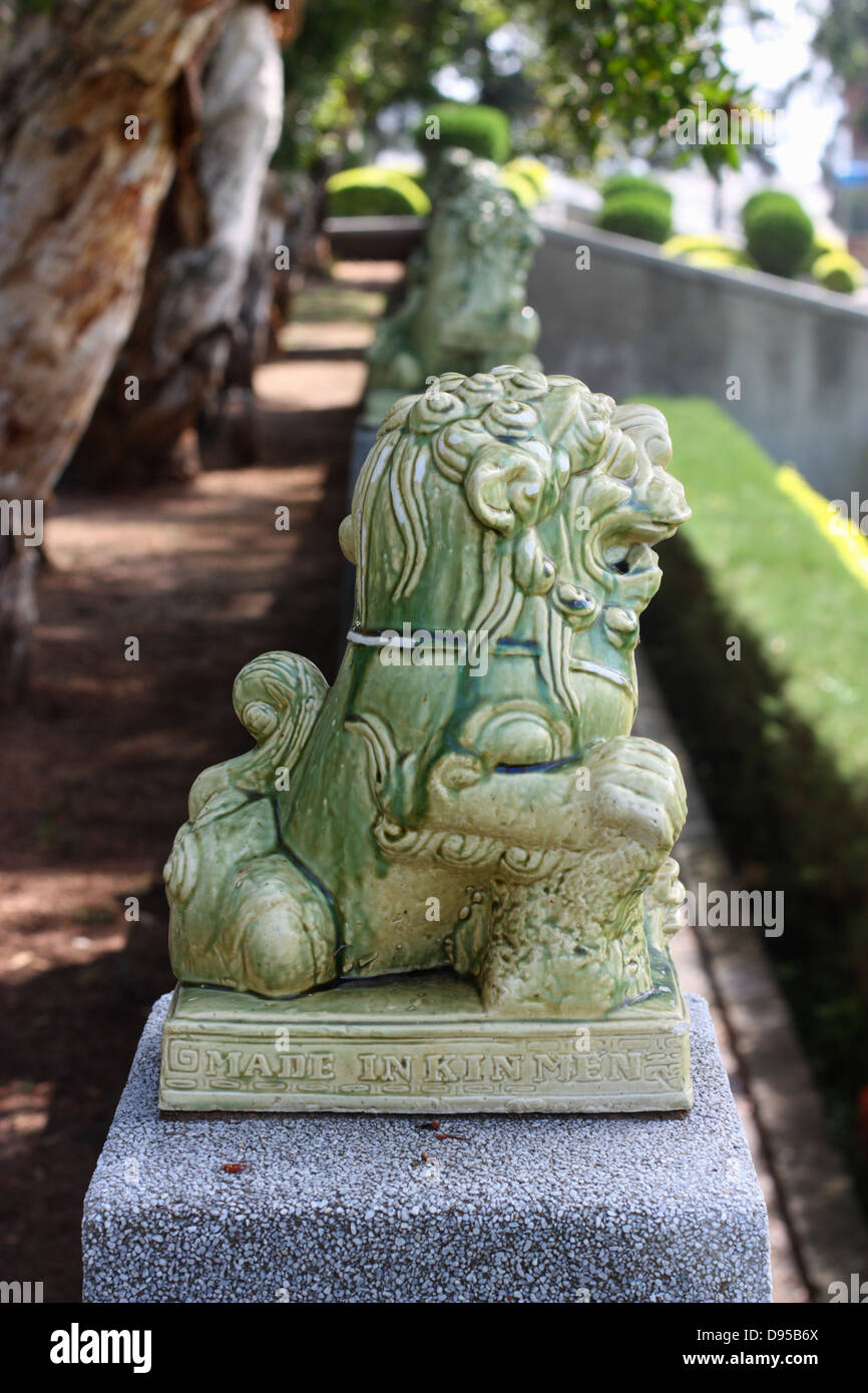 Una ceramica statua Lion a un parco. Kinmen County, Taiwan Foto Stock