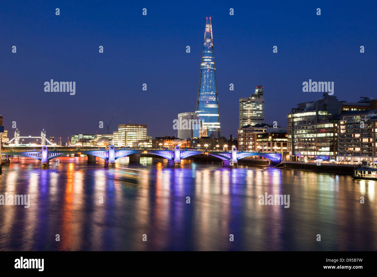 La Shard al tramonto dal Millennium Bridge London REGNO UNITO Foto Stock