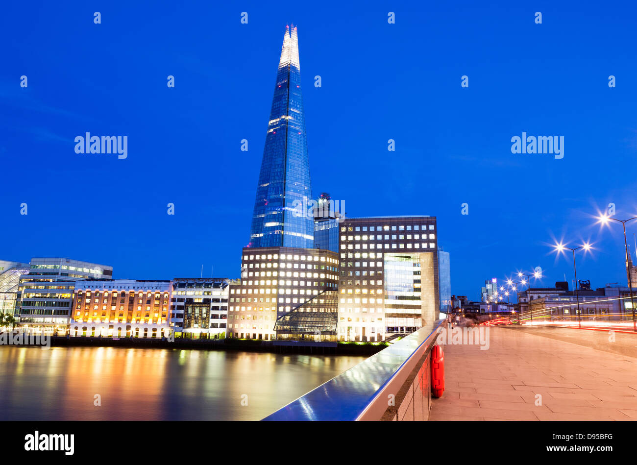 London Bridge con il Coccio al crepuscolo London REGNO UNITO Foto Stock