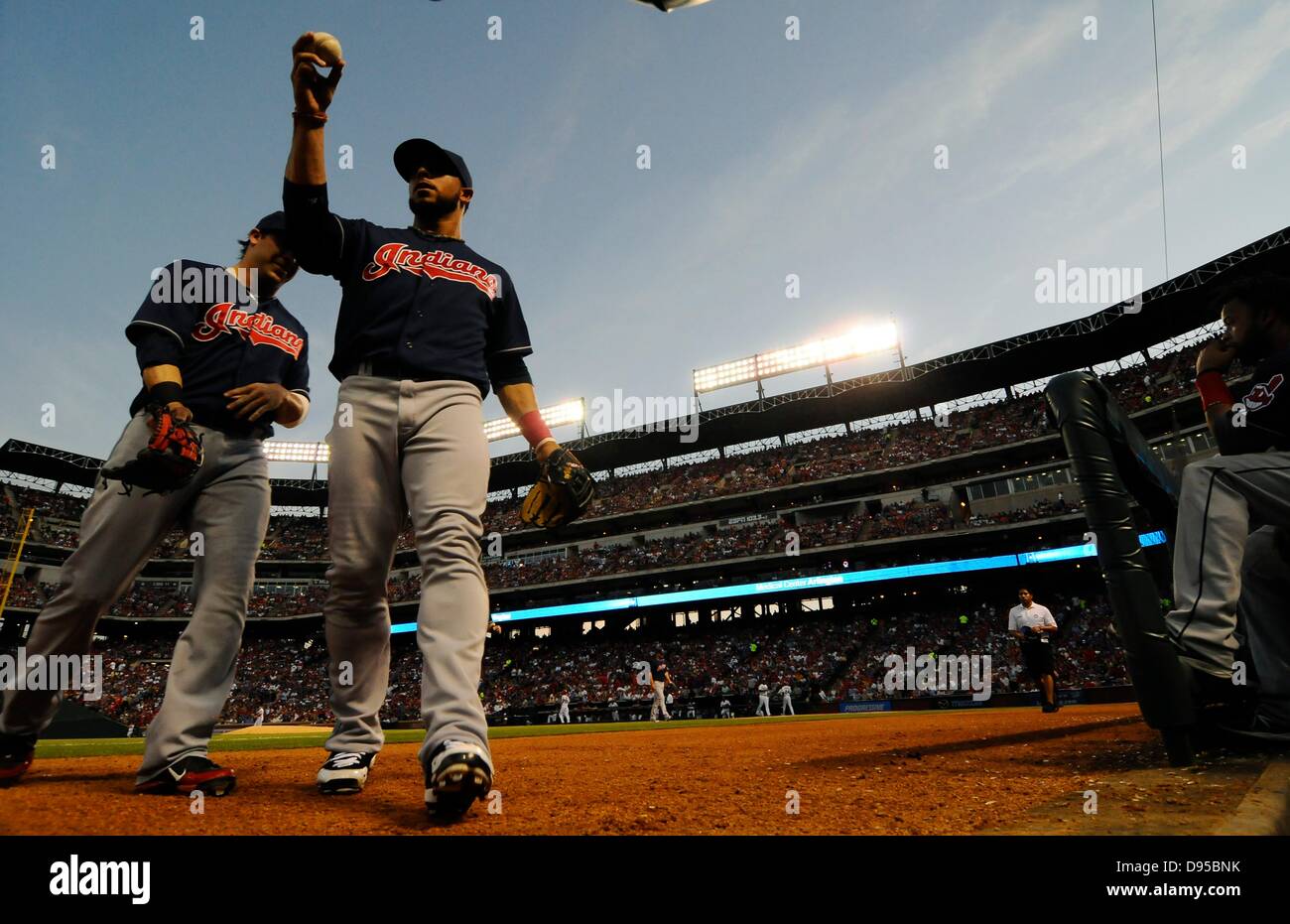 Arlington, Texas, Stati Uniti d'America. 11 Giugno, 2013. Indiani interbase Mike Aviles mani una sfera per un ventilatore come egli si stacca il campo come Cleveland Indians ha giocato il Texas Rangers a Rangers Ballpark in Giugno 11, 2013 in Arlington, Texas, Stati Uniti d'America. Credito: Credito: Ralph Lauer/ZUMAPRESS.com/Alamy Live News Foto Stock