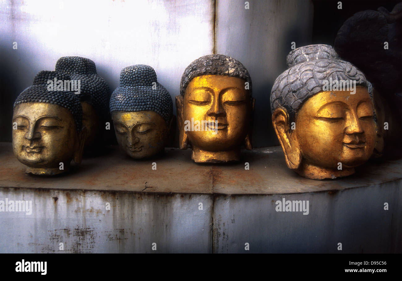 Teste di Buddha per la vendita ad un arresto del gas nei pressi di Pechino CINA Foto Stock