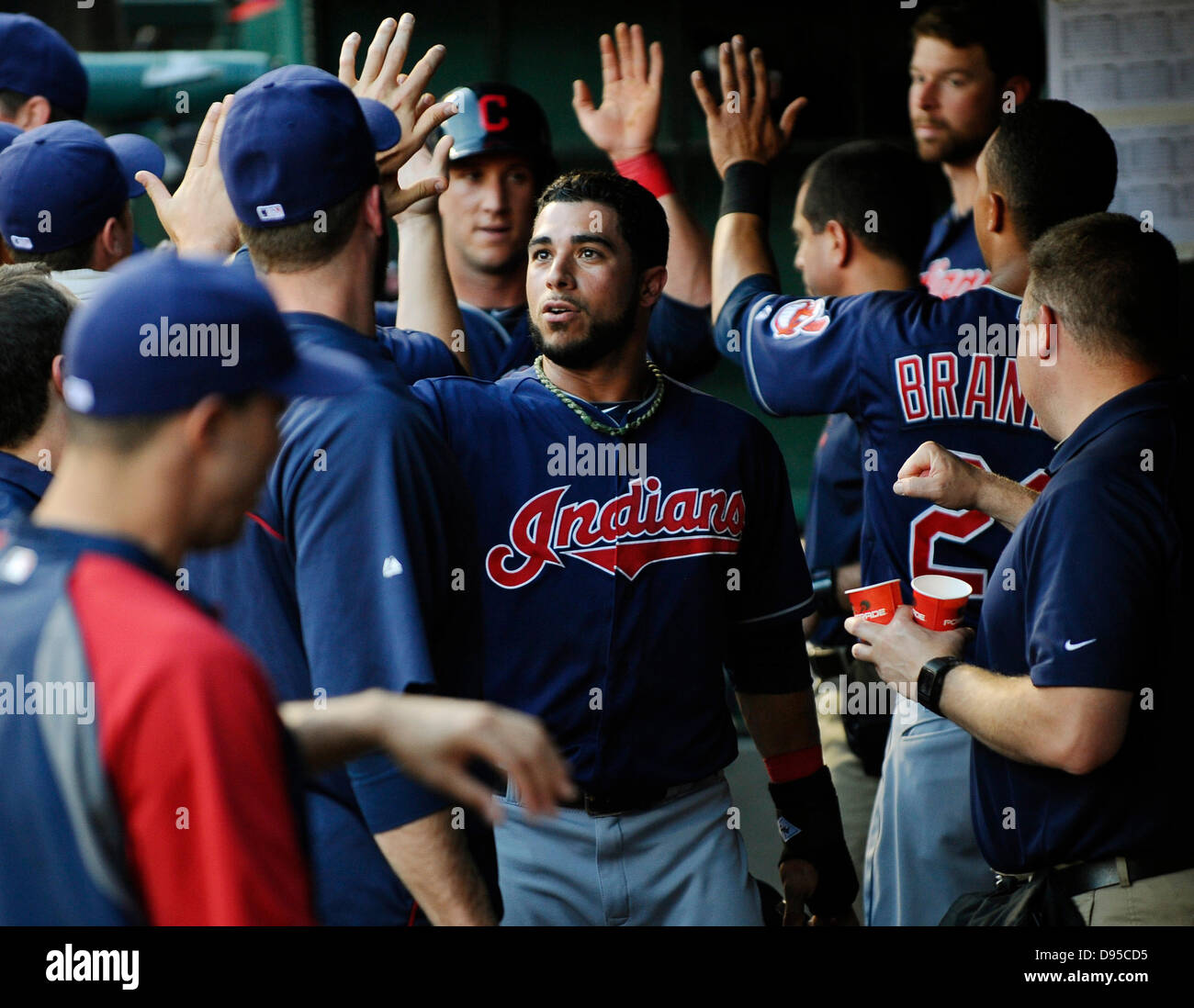 Arlington, Texas, Stati Uniti d'America. 11 Giugno, 2013. Indiani interbase Mike Aviles si congratula con i compagni di squadra dopo aver segnato nel quinto come Cleveland Indians ha giocato il Texas Rangers a Rangers Ballpark in Giugno 11, 2013 in Arlington, Texas, Stati Uniti d'America. Credito: Credito: Ralph Lauer/ZUMAPRESS.com/Alamy Live News Foto Stock