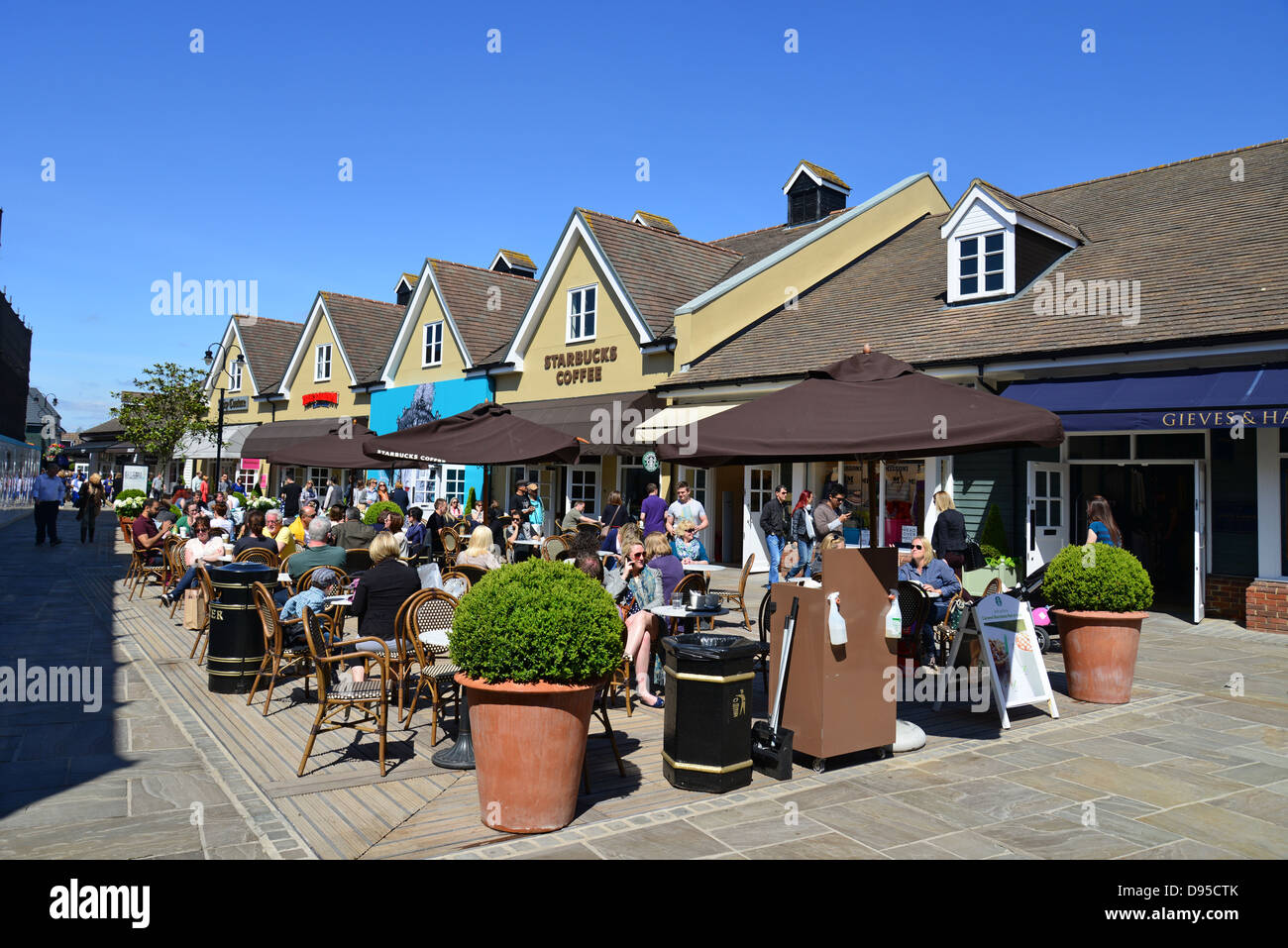 Starbucks Coffee shop, il Villaggio di Bicester Outlet Shopping Centre, Bicester, Oxfordshire, England, Regno Unito Foto Stock