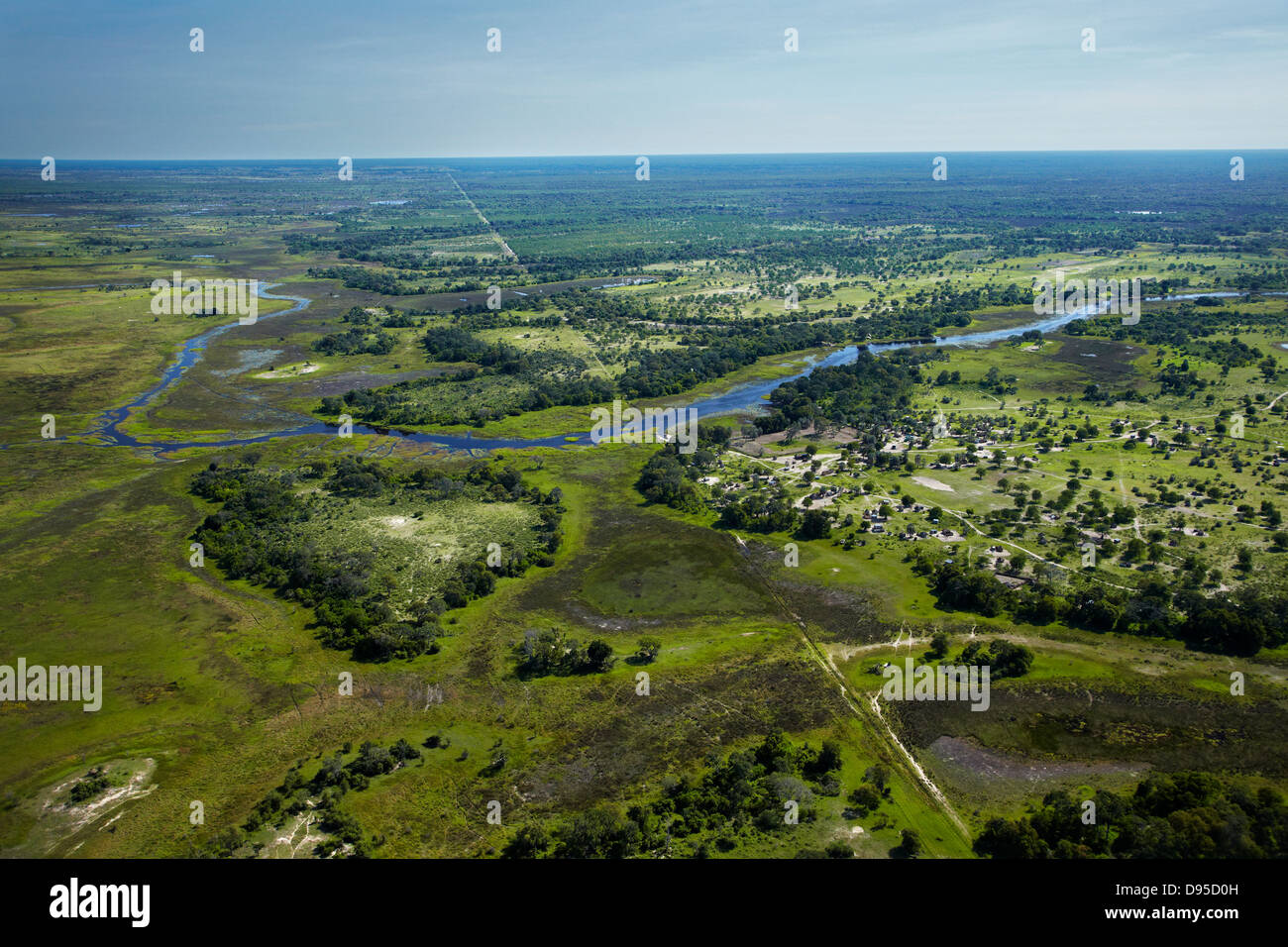 Recinzione di Buffalo (controllo di malattia recinto) separando la natura selvaggia da bovini domestici, e boro fiume Okavango Delta, Botswana, Africa Foto Stock