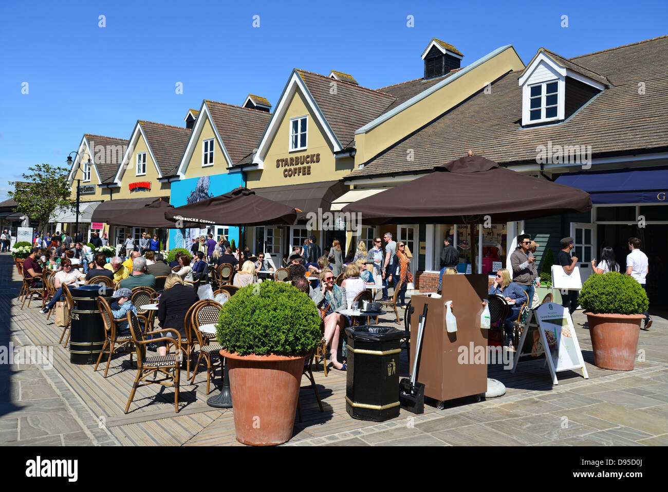 Starbucks Coffee shop, il Villaggio di Bicester Outlet Shopping Centre, Bicester, Oxfordshire, England, Regno Unito Foto Stock