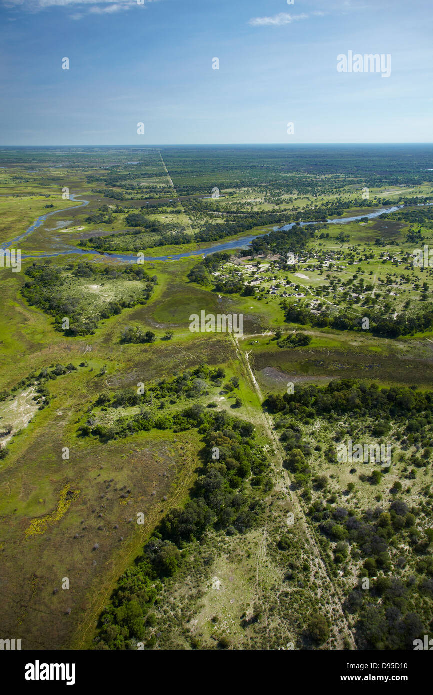 Recinzione di Buffalo (controllo di malattia recinto) separando la natura selvaggia da bovini domestici, e boro fiume Okavango Delta, Botswana, Africa Foto Stock
