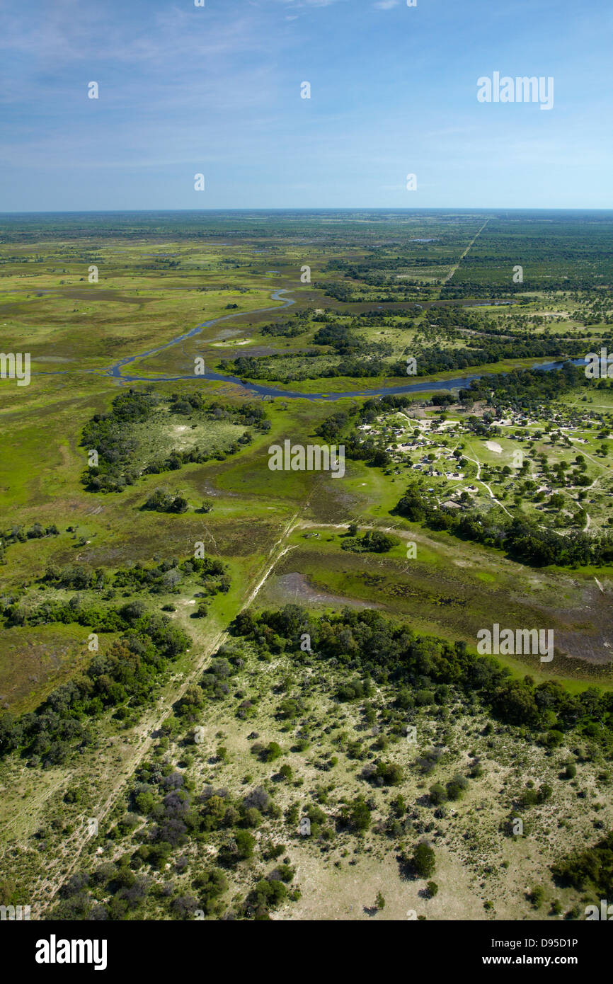 Recinzione di Buffalo (controllo di malattia recinto) separando la natura selvaggia da bovini domestici, e boro fiume Okavango Delta, Botswana, Africa Foto Stock