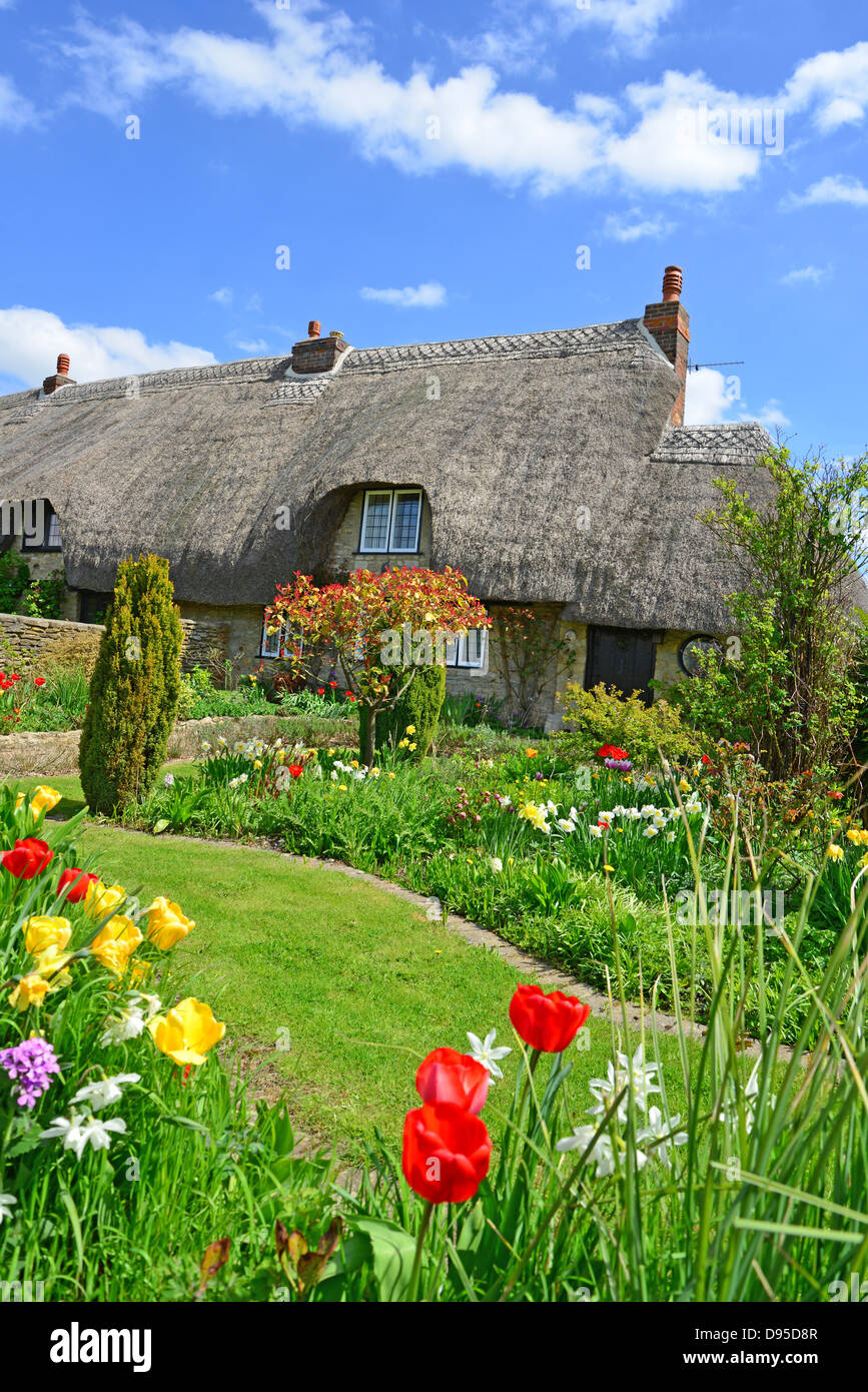 Cottage con tetto in paglia e giardino, Newton Purcell, Oxfordshire, England, Regno Unito Foto Stock