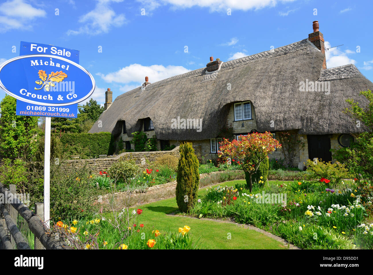 Cottage con il tetto di paglia " per la vendita " segno, Newton Purcell, Oxfordshire, England, Regno Unito Foto Stock
