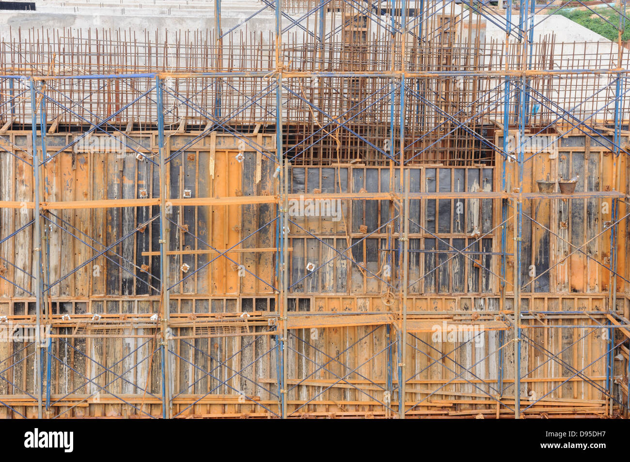 Vista di un ponteggio metallico da lavorare sulla diga sito in costruzione, Thailandia. Foto Stock