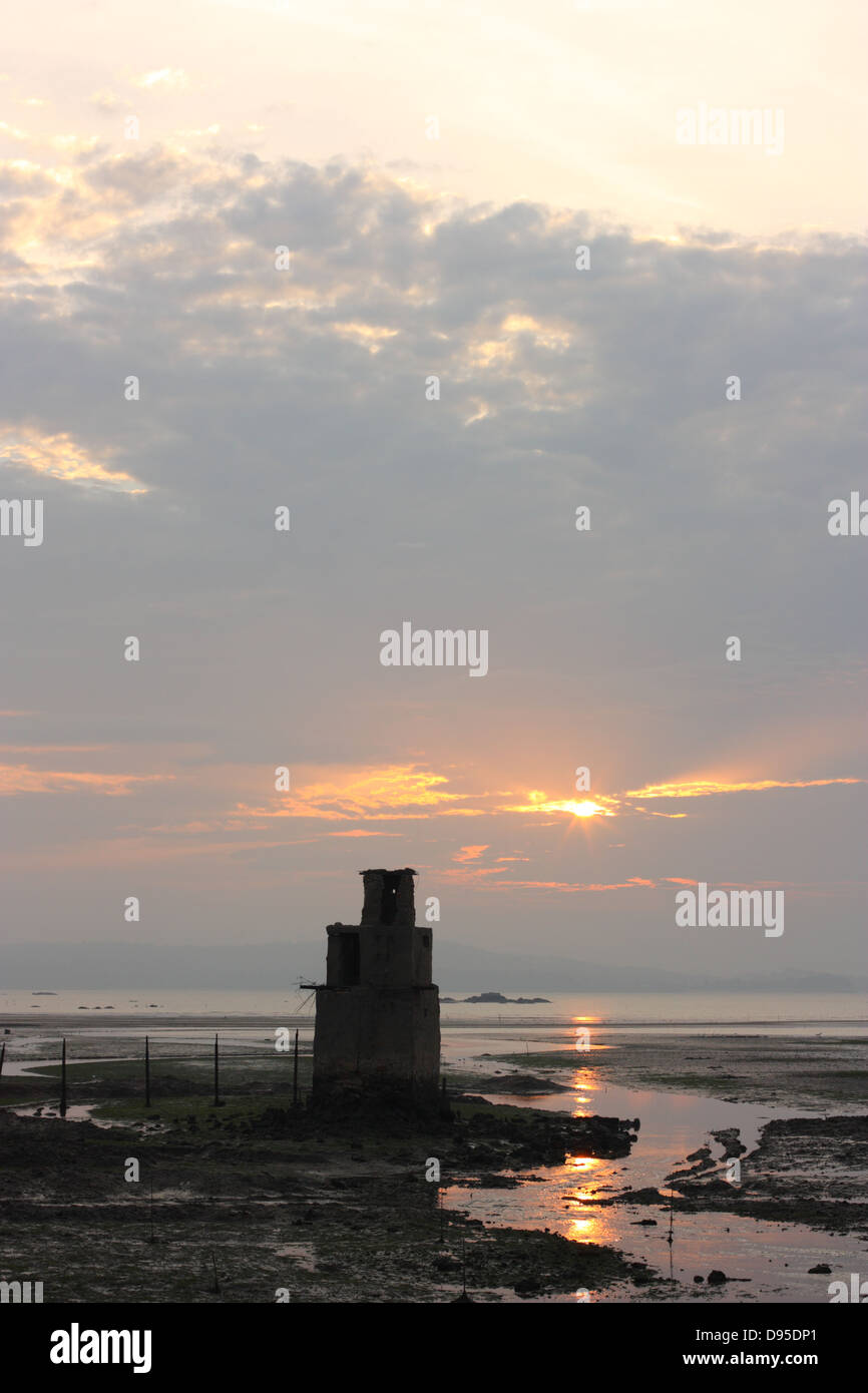 Un vecchio bunker militare offshore durante la bassa marea. Jincheng, Kinmen county, Taiwan Foto Stock