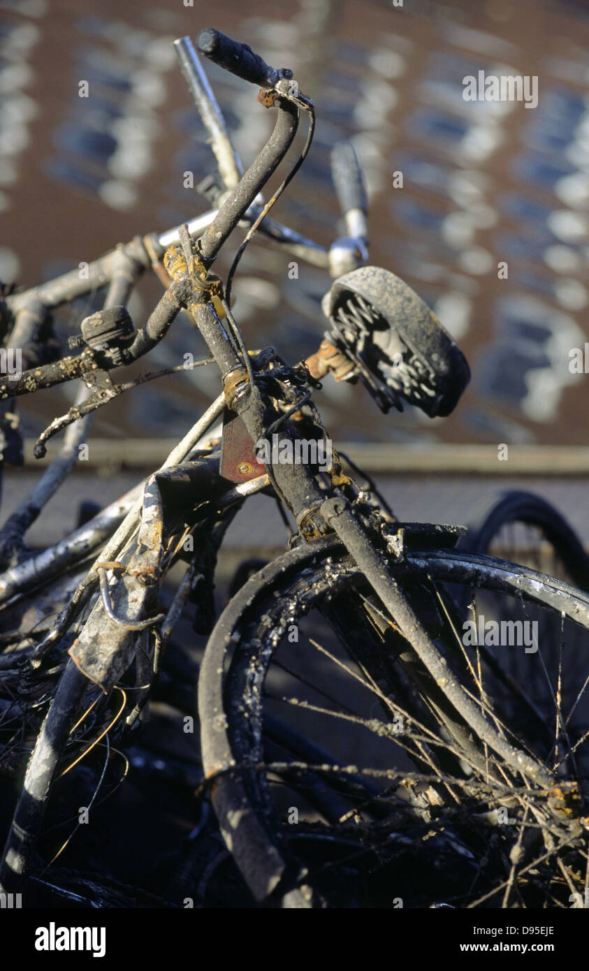 Vecchie biciclette trovati in canali. Amsterdam, Paesi Bassi. Foto Stock