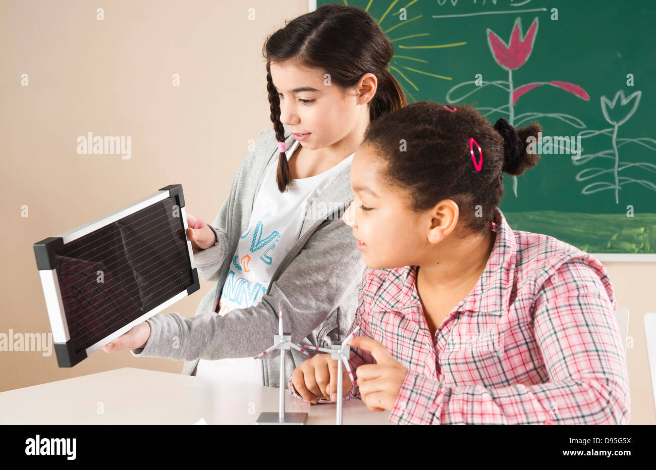 Le ragazze imparare circa l'energia alternativa in Aula, Baden-Württemberg, Germania Foto Stock