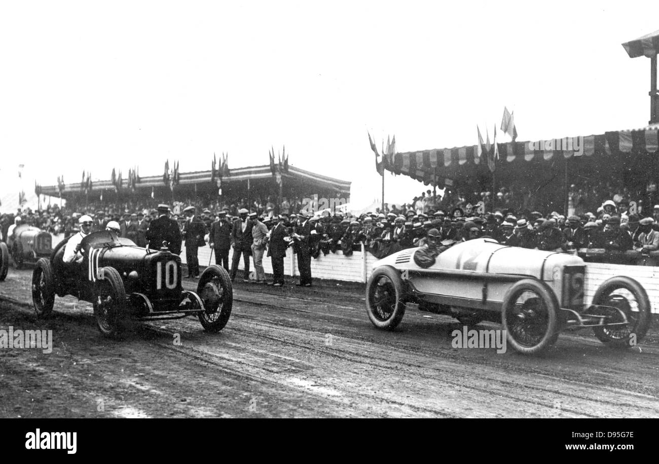 Gran Premio di Francia a Le Mans il 25 luglio 1921. All'inizio Duesenberg a destra azionato da Jimmy Murphy si allontana dal Seagrave's Talbot Foto Stock