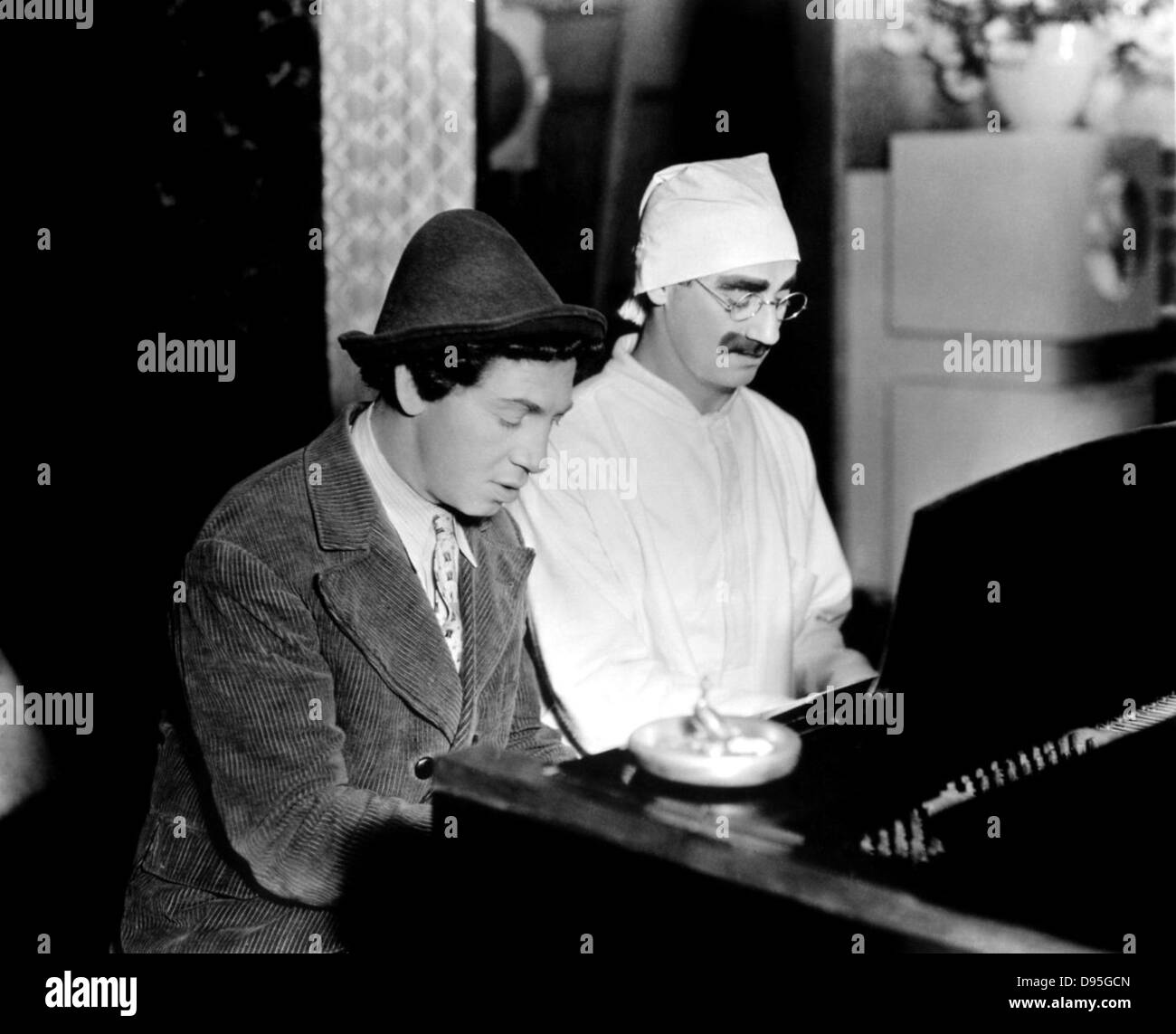 Zuppa di anatra 1933 film universale con gli Harpo Marx a sinistra e Groucho Foto Stock