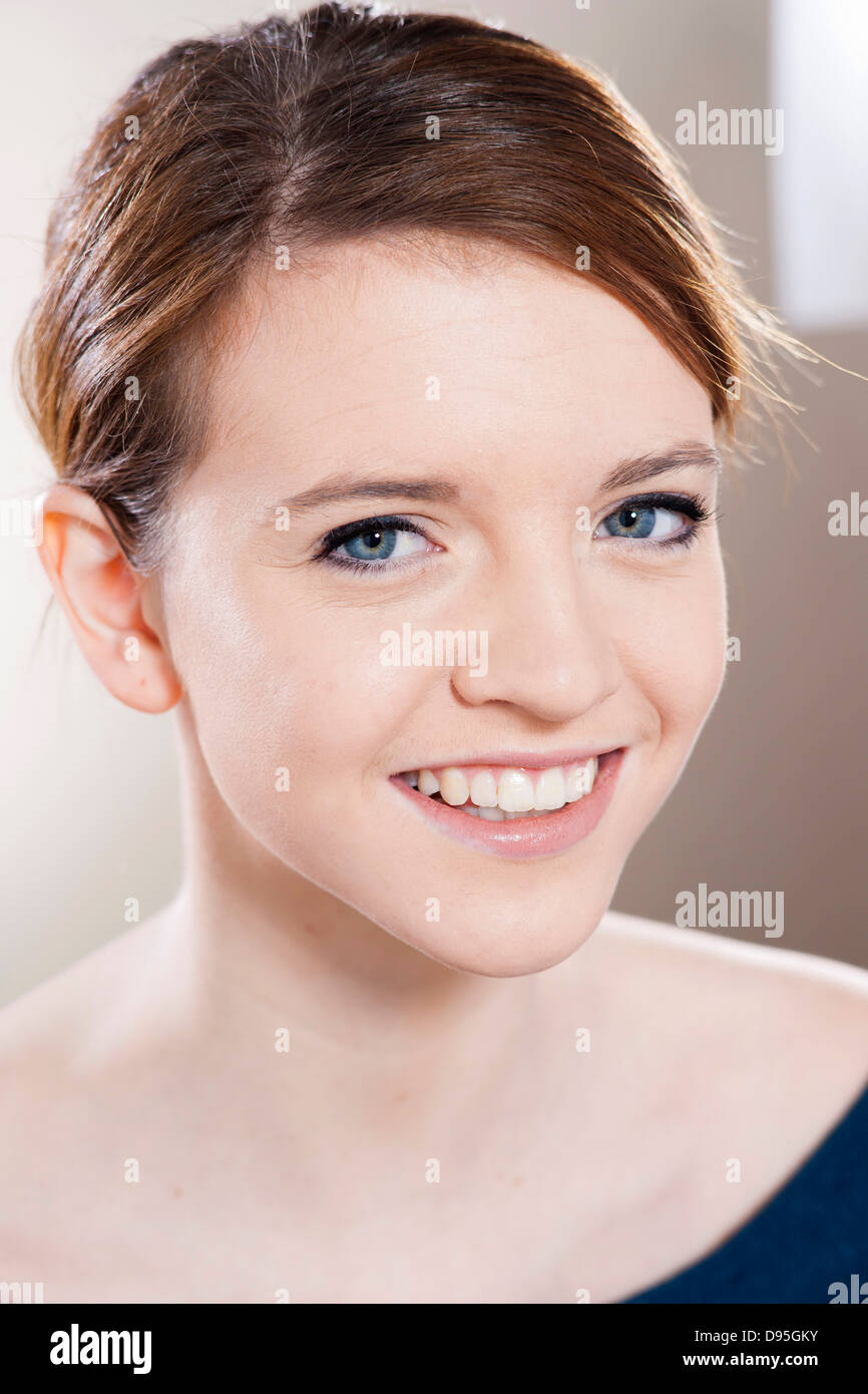 Testa e spalle Ritratto di ragazza adolescente in Studio Foto Stock