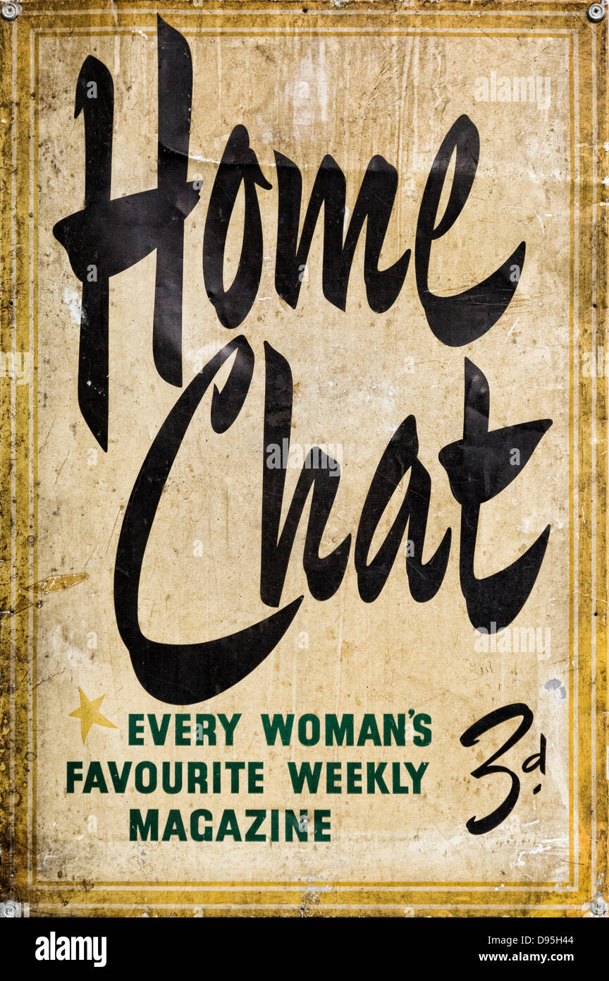 Metà 20thC lamiera di smalto Chat Home rivista femminile annuncio. Foto Stock