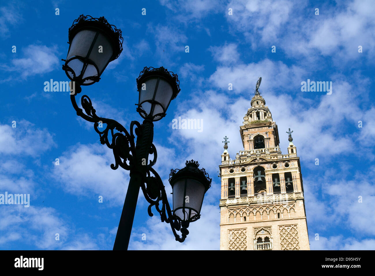 Lampade e la Giralda Torre della cattedrale di Siviglia, in Andalusia, Spagna Foto Stock