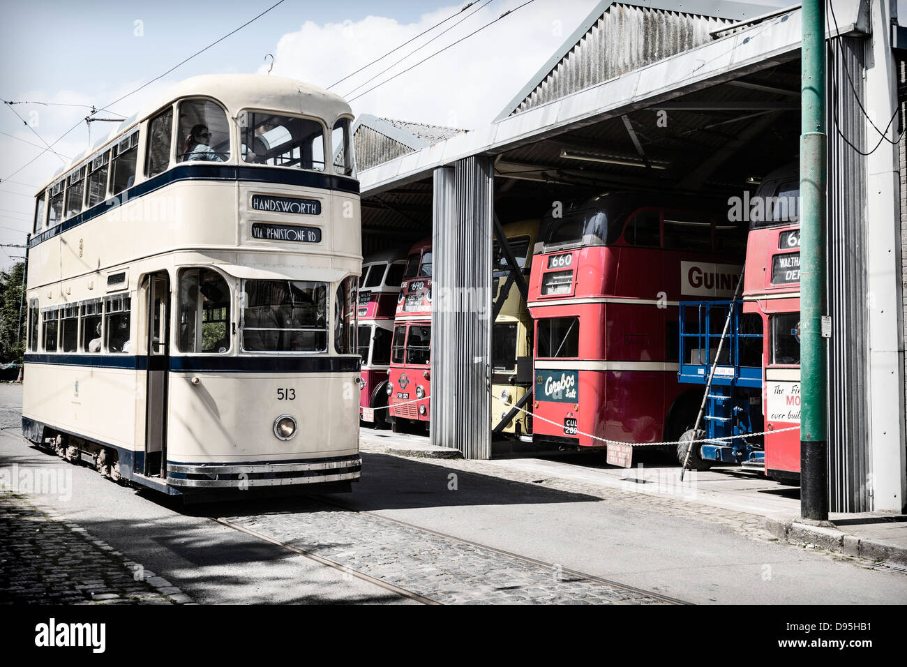 1950 Sheffield 513 Il tram passa il bus rosso in garage in East Anglia Transport Museum, Suffolk, Regno Unito Foto Stock