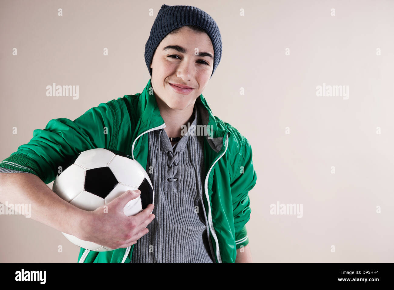 Ritratto di ragazzo tenendo palla calcio in Studio Foto Stock