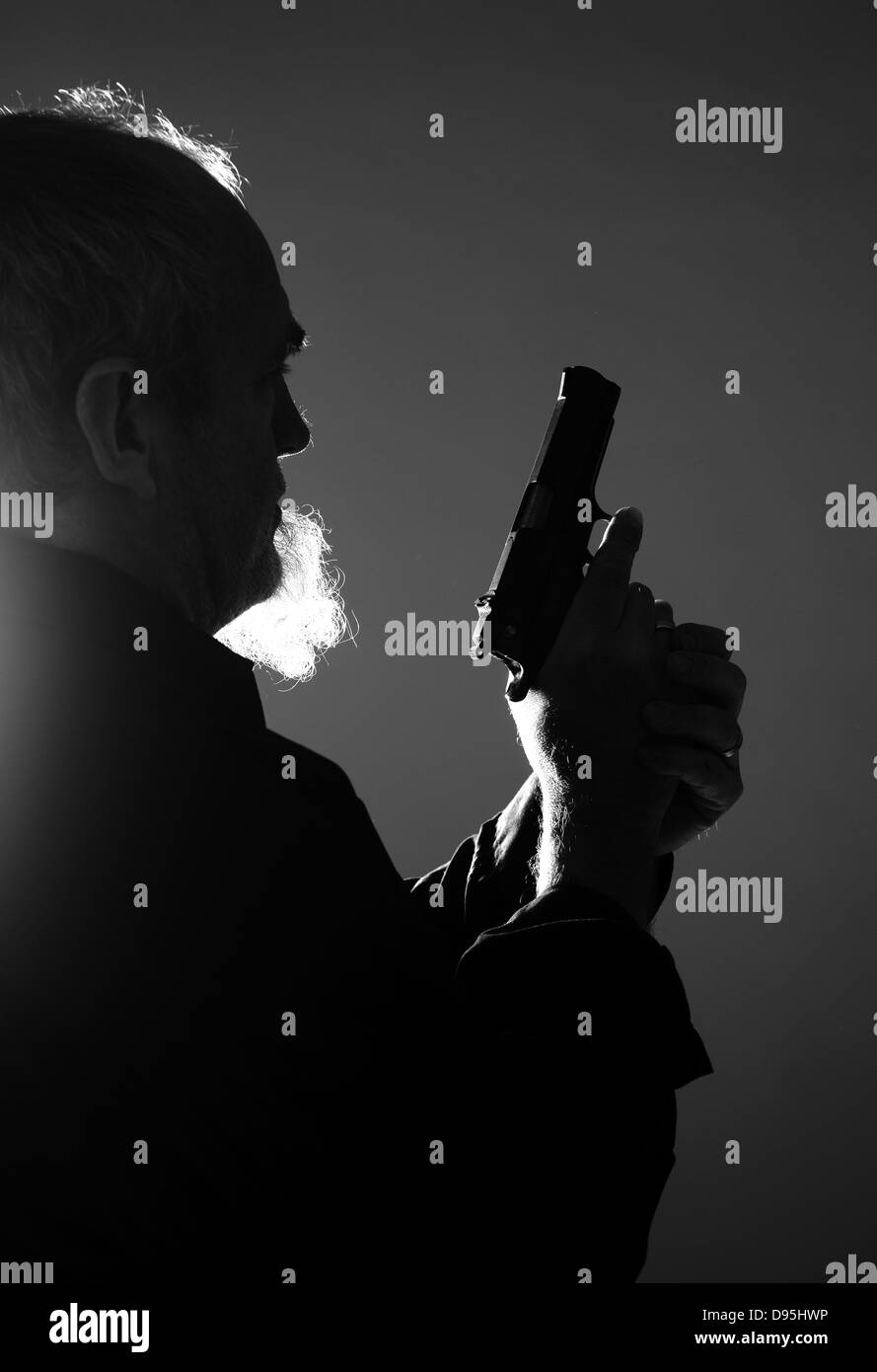 Uomo retroilluminato con la pistola, Mannheim, Baden-Württemberg, Germania Foto Stock