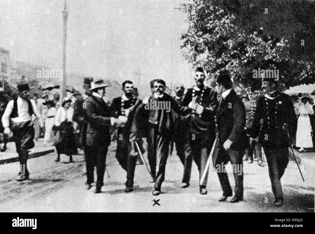 L'assassinio dell'arciduca Francesco Ferdinando (Franz Ferdinand) 1863-1914, erede al trono austriaco a Sarajevo, 28 giugno 1914. L'arresto sulla scena di Gavrilo Princip (1895-1918) l'assassino. Foto Stock