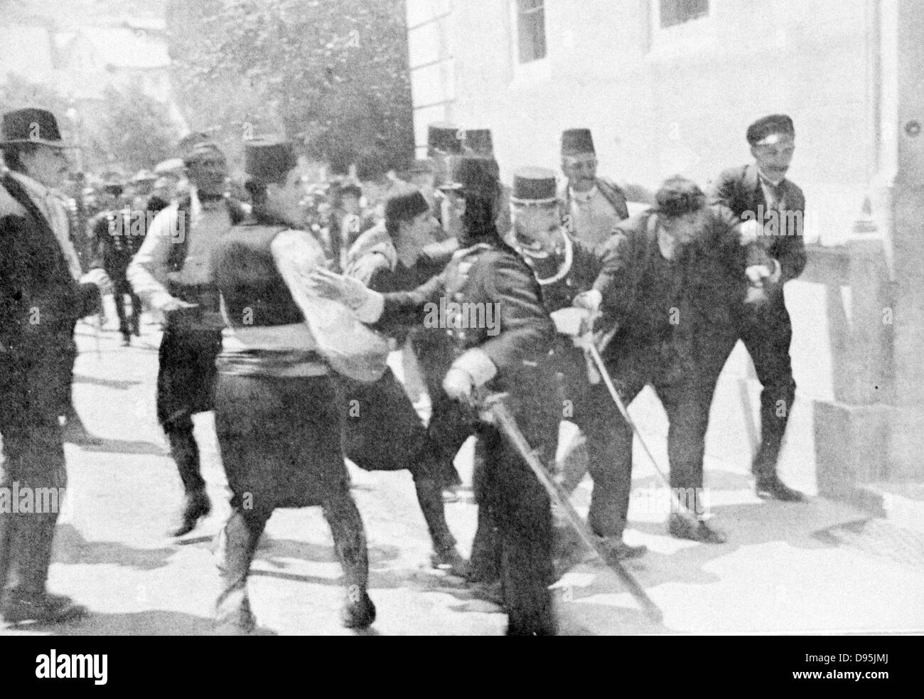 L'assassinio dell'arciduca Francesco Ferdinando (Franz Ferdinand) 1863-1914, erede al trono austriaco a Sarajevo il 28 giugno 1914. L'arresto sulla scena di Gavrilo Princip (1895-1918) l'assassino. Foto Stock