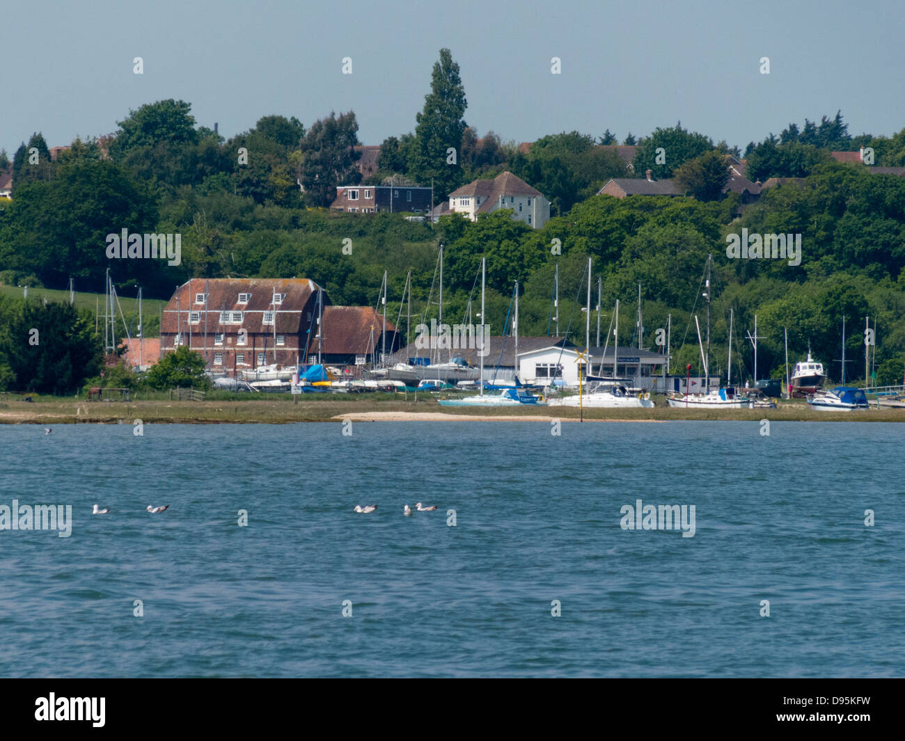 Ashlett mulino e la Vela Club vista da Southampton acqua in Hampshire REGNO UNITO Foto Stock