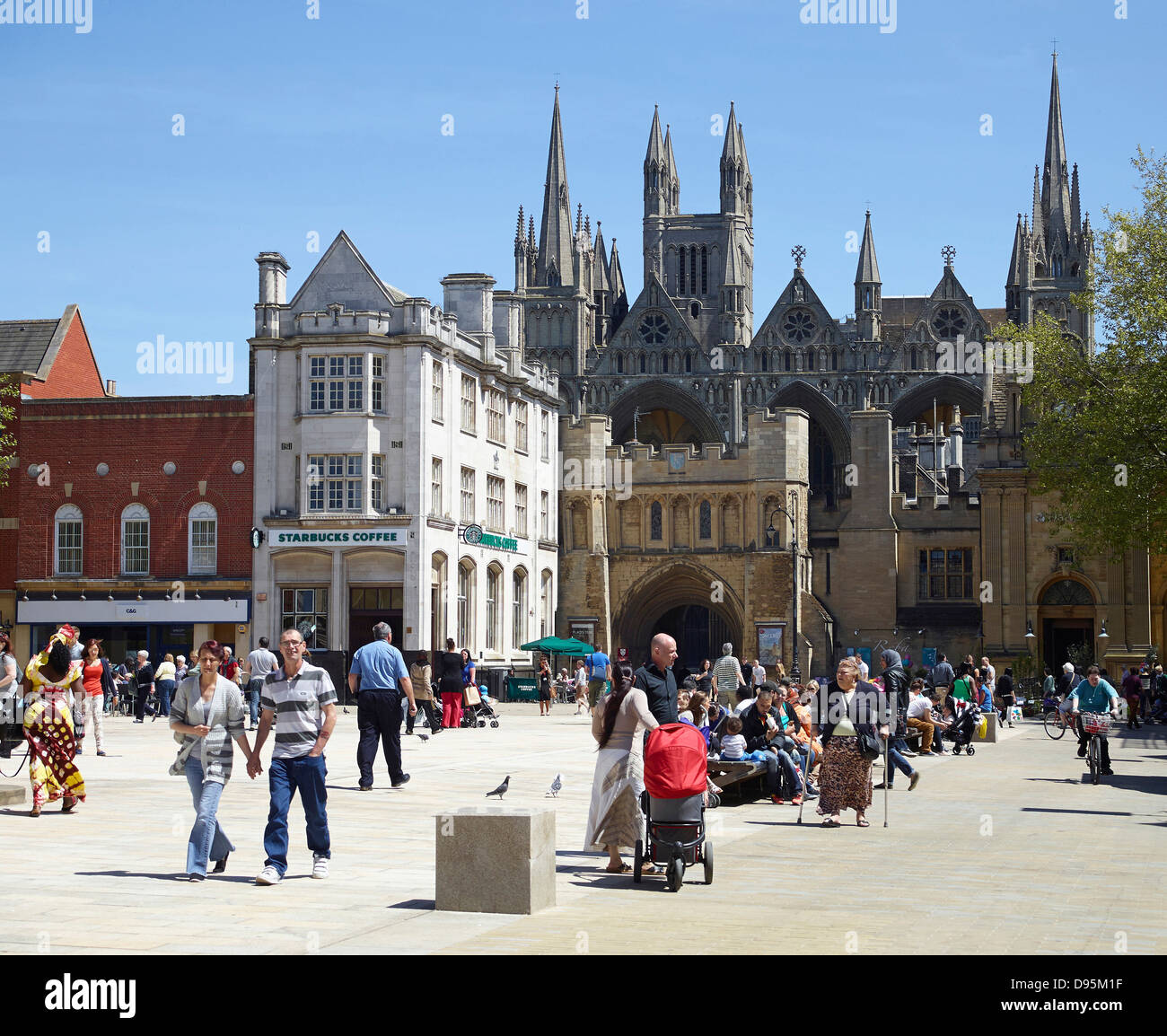 Guardando attraverso Piazza della Cattedrale alla Cattedrale, nel centro città, Peterborough Cambridgeshire, Inghilterra orientale Foto Stock