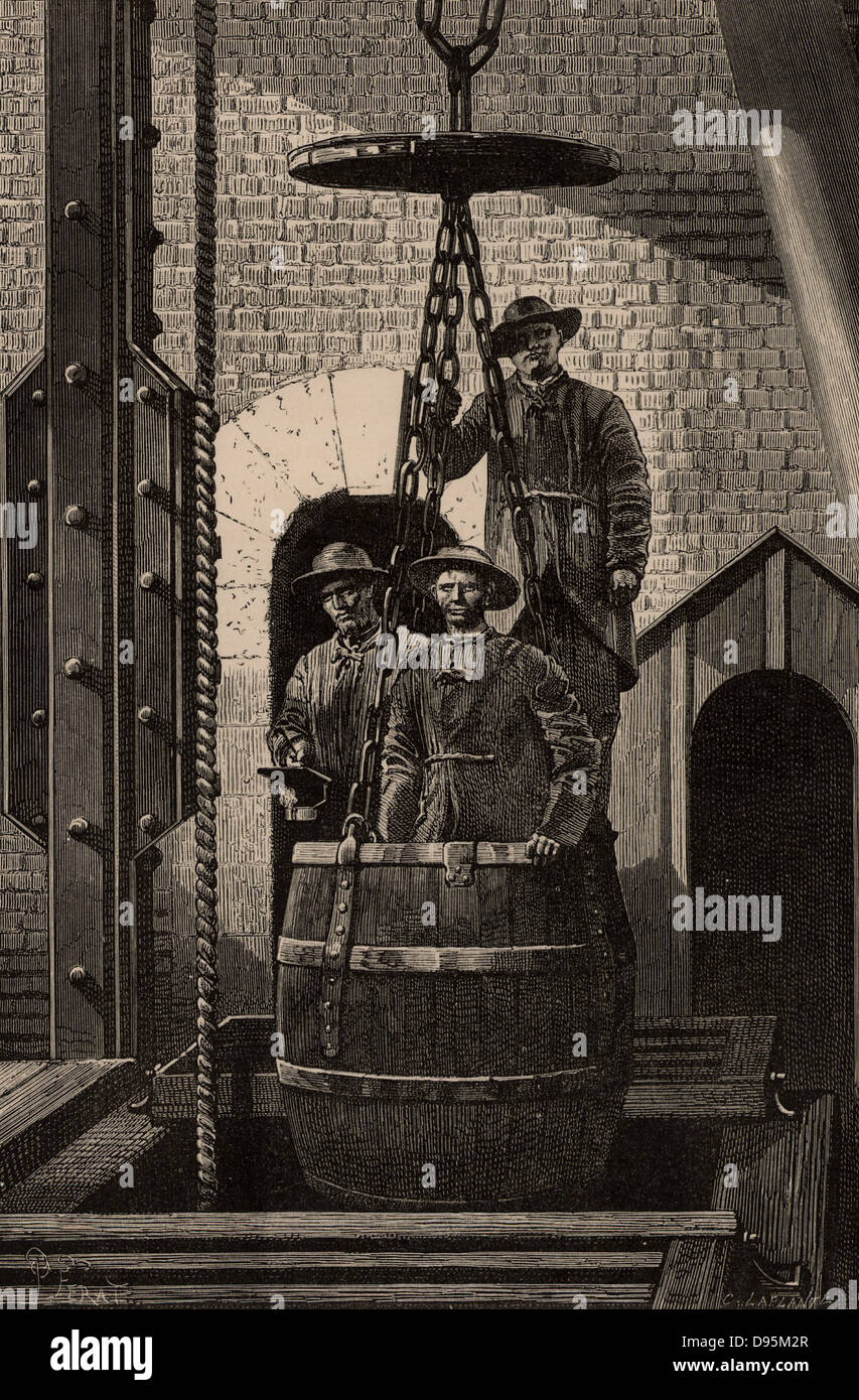 Gli ingegneri in abbigliamento in pelle discendente l albero a Creuzot miniera di carbone per esaminare le pompe. Da 'vita metropolitana; o, delle miniere e dei minatori di Louis Simonin (Londra, 1869). Incisione su legno. Foto Stock