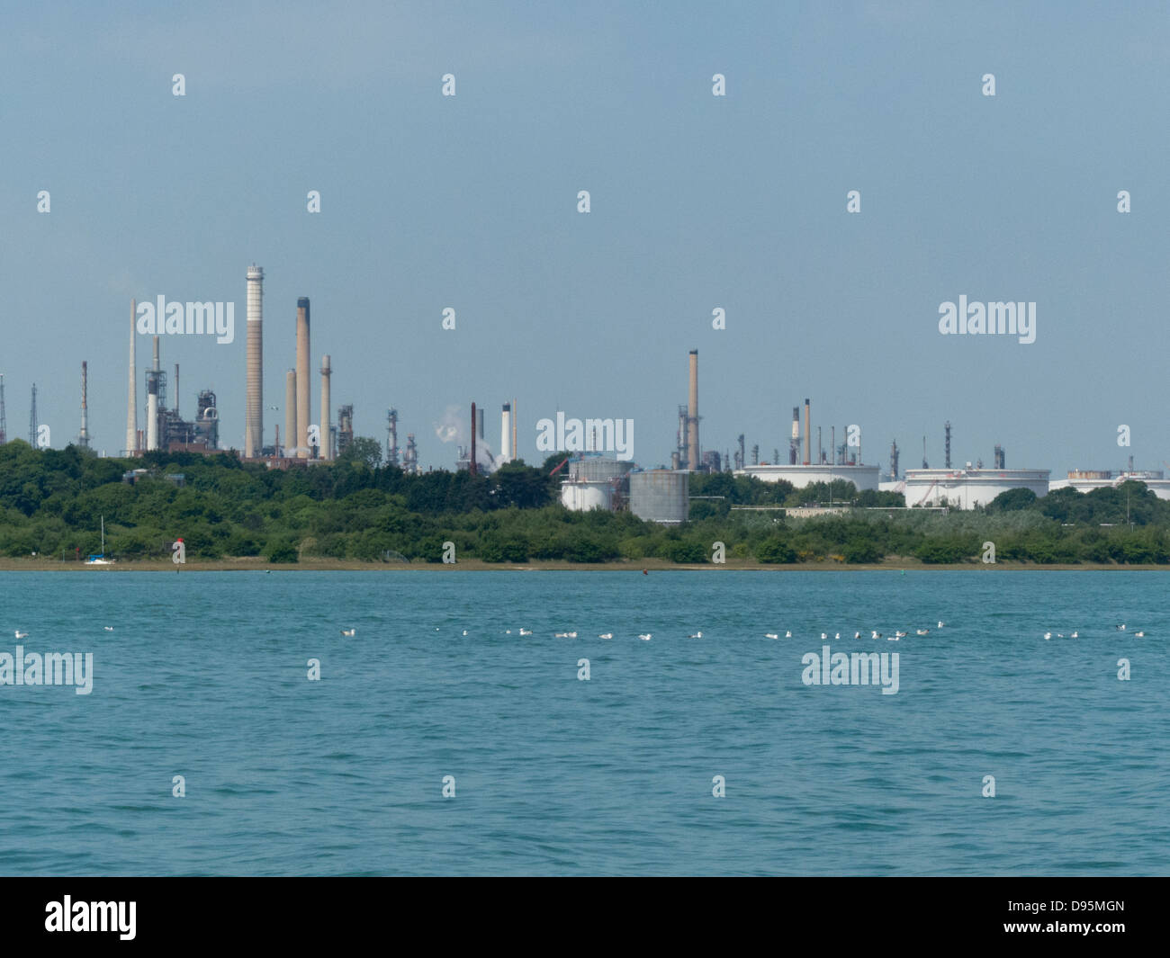 Fawley raffineria di petrolio e del serbatoio di accumulo e colonne di distillazione su impianti di raffinazione Foto Stock