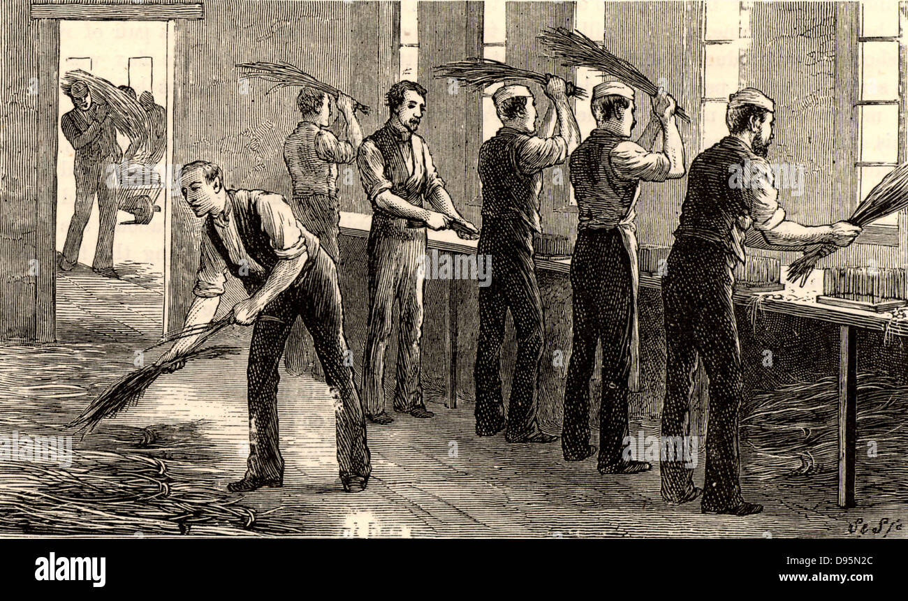 Hackling lino a mano. Gli stocchi sono stati separati mediante battitura in giù su un pettine di metallo. Esse sono poi state macerate (marcio) in acqua per rimuovere il tessuto molle, lasciando il materiale fibroso. Le fibre lunghe del gambo pianta di lino (Linum) sono stati elaborati per produrre biancheria. Incisione da "grandi industrie di Gran Bretagna" (London, c1880). Foto Stock